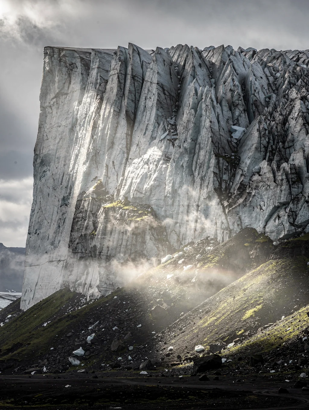 Wide-angle landscape shot of Iceland glaciers for commercial campaign
